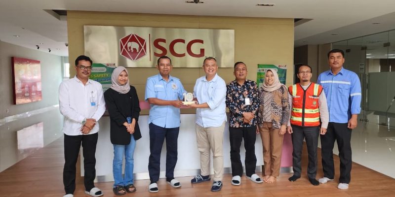 Foto bersama Anggota DPR RI Iman Adinugraha bersama SCG Cikembar