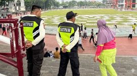 Sejumlah personel Satpam yang bertugas menjaga ketertiban dan kenyamanan di kawasan Lapang Merdeka Kota Sukabumi. (Istimewa)
