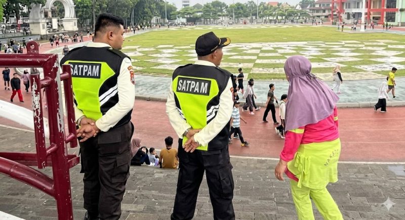 Sejumlah personel Satpam yang bertugas menjaga ketertiban dan kenyamanan di kawasan Lapang Merdeka Kota Sukabumi. (Istimewa)