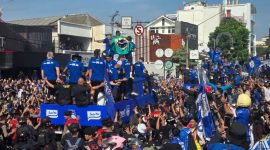 Persib bersama masyarakat melanjutkan pesta juaranya dengan melakukan pawai pada Minggu (24/5). (Foto: Dok. Persib)