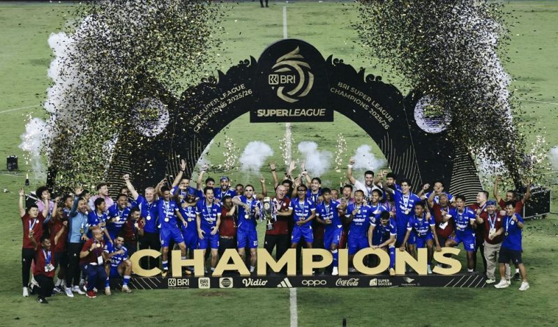 Persib berhasil mencetak sejarah sebagai klub pertama Indonesia yang mampu meraih tiga gelar juara kompetisi tertinggi nasional secara beruntun. (Foto: Dok. Persib)