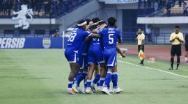 Selebrasi para pemain Persib usai mencetak gol saat melawan PSIM di Stadion GBLA, Senin (4/5). (Dok. Persib)