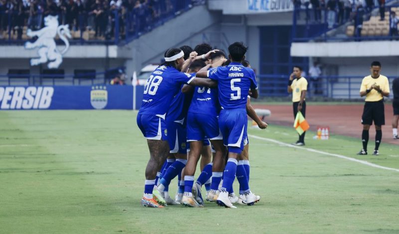Selebrasi para pemain Persib usai mencetak gol saat melawan PSIM di Stadion GBLA, Senin (4/5). (Dok. Persib)