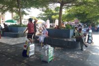 Sejumlah pedagang yang berjualan di kawasan Alun-Alun Kota Sukabumi, Jumat (5/6). (Foto: Istimewa)