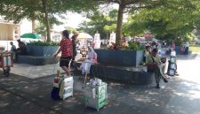 Sejumlah pedagang yang berjualan di kawasan Alun-Alun Kota Sukabumi, Jumat (5/6). (Foto: Istimewa)