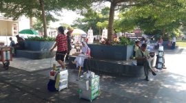 Sejumlah pedagang yang berjualan di kawasan Alun-Alun Kota Sukabumi, Jumat (5/6). (Foto: Istimewa)