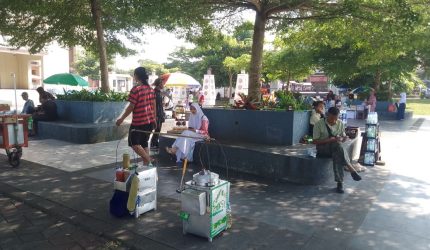 Sejumlah pedagang yang berjualan di kawasan Alun-Alun Kota Sukabumi, Jumat (5/6). (Foto: Istimewa)