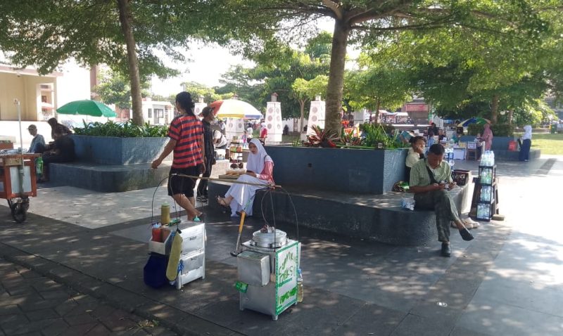 Sejumlah pedagang yang berjualan di kawasan Alun-Alun Kota Sukabumi, Jumat (5/6). (Foto: Istimewa)
