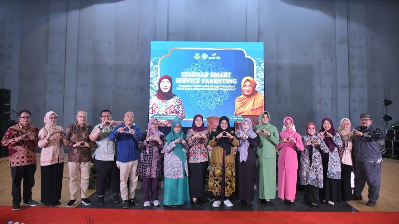 Ketua TP PKK Kota Sukabumi, Ranty Rachmatilah, saat memberikan sambutan dalam kegiatan Seminar Smart Service Parenting yang digelar di GOR Merdeka, Kamis (4/6). (Foto: Dokpim Kota Sukabumi)
