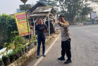 Kapolsek Warudoyong Polres Sukabumi Kota, AKP Maulana Arief, bersama sejumlah personel saat mendatangi TKP dugaan penganiayaan di wilayah Kecamatan Warudoyong, Rabu (24/6). (Foto: Istimewa)