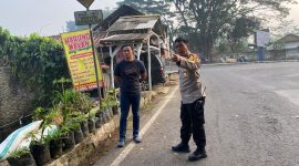 Kapolsek Warudoyong Polres Sukabumi Kota, AKP Maulana Arief, bersama sejumlah personel saat mendatangi TKP dugaan penganiayaan di wilayah Kecamatan Warudoyong, Rabu (24/6). (Foto: Istimewa)