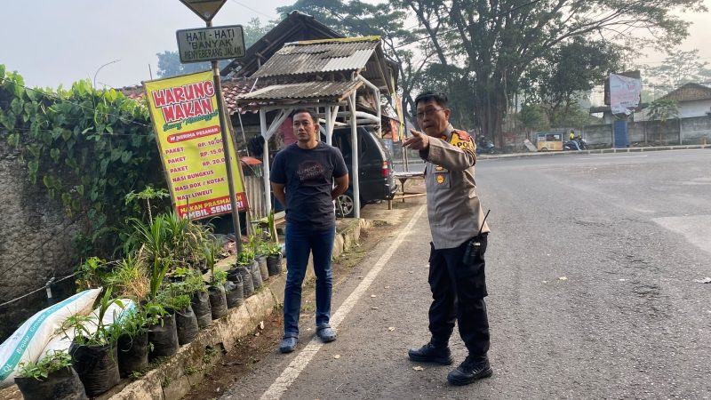 Kapolsek Warudoyong Polres Sukabumi Kota, AKP Maulana Arief, bersama sejumlah personel saat mendatangi TKP dugaan penganiayaan di wilayah Kecamatan Warudoyong, Rabu (24/6). (Foto: Istimewa)