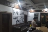 Aksi vandalisme menghiasi dinding bagian luar hingga area dalam gedung DPRD Kota Sukabumi sebagai bentuk ekspresi kekecewaan massa, Selasa (2/6). (Foto: Istimewa).