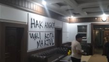 Aksi vandalisme menghiasi dinding bagian luar hingga area dalam gedung DPRD Kota Sukabumi sebagai bentuk ekspresi kekecewaan massa, Selasa (2/6). (Foto: Istimewa).
