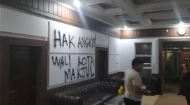 Aksi vandalisme menghiasi dinding bagian luar hingga area dalam gedung DPRD Kota Sukabumi sebagai bentuk ekspresi kekecewaan massa, Selasa (2/6). (Foto: Istimewa).