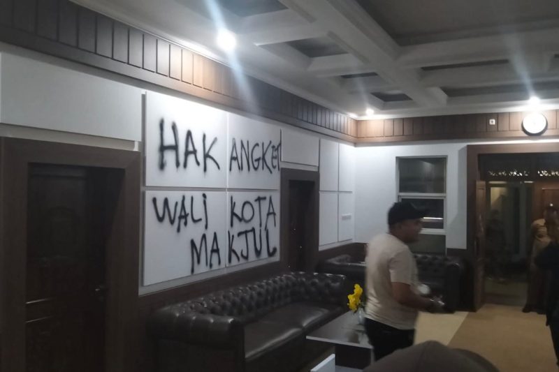 Aksi vandalisme menghiasi dinding bagian luar hingga area dalam gedung DPRD Kota Sukabumi sebagai bentuk ekspresi kekecewaan massa, Selasa (2/6). (Foto: Istimewa).
