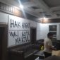Aksi vandalisme menghiasi dinding bagian luar hingga area dalam gedung DPRD Kota Sukabumi sebagai bentuk ekspresi kekecewaan massa, Selasa (2/6). (Foto: Istimewa).