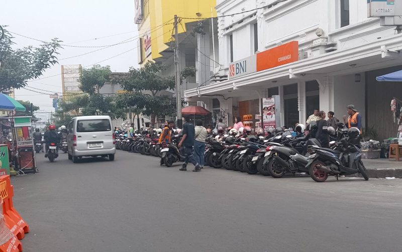 Lokasi parkir di ruas Jalan Ahmad Yani, Kecamatan Cikole, Kota Sukabumi. (Foto: Boy)