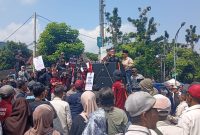 Ratusan RT RW se-Kota Sukabumi geruduk Balai Kota Sukabumi, Selasa (2/6). (Foto: Nuria Ariawan)
