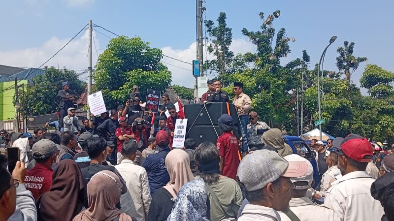 Ratusan RT RW se-Kota Sukabumi geruduk Balai Kota Sukabumi, Selasa (2/6). (Foto: Nuria Ariawan)