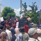Ratusan RT RW se-Kota Sukabumi geruduk Balai Kota Sukabumi, Selasa (2/6). (Foto: Nuria Ariawan)