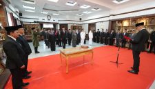 Wali Kota Sukabumi, H. Ayep Zaki, saat memimpin prosesi pelantikan puluhan pejabat yang berlangsung di Ruang Utama Balai Kota, Rabu (3/6). (Foto: Dokpim Kota Sukabumi)