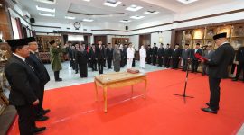 Wali Kota Sukabumi, H. Ayep Zaki, saat memimpin prosesi pelantikan puluhan pejabat yang berlangsung di Ruang Utama Balai Kota, Rabu (3/6). (Foto: Dokpim Kota Sukabumi)
