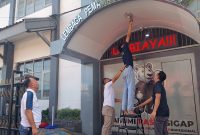 Kepala Lapas Kelas IIB Sukabumi, Budi Hardiono, turut serta mengikuti kegiatan bersih-bersih di lingkungan luar lapas, Jumat (5/6). (Foto: Nuria Ariawan)