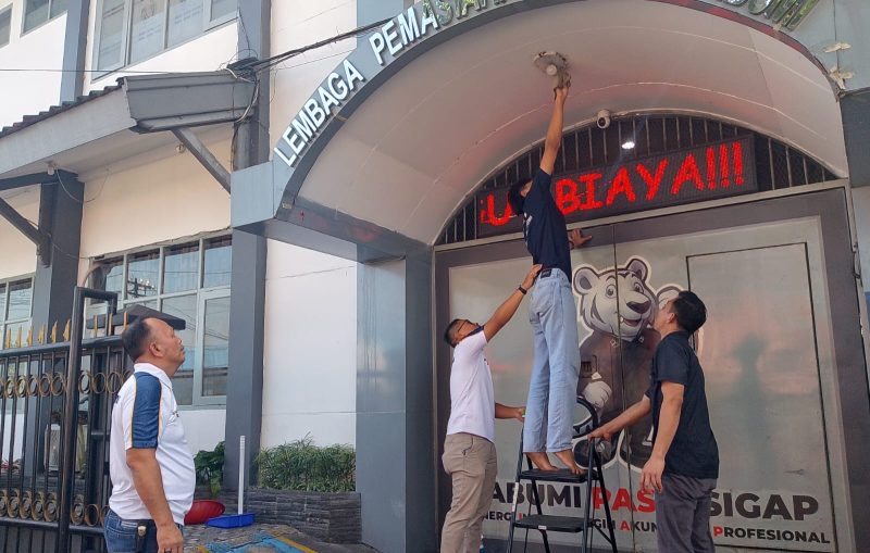 Kepala Lapas Kelas IIB Sukabumi, Budi Hardiono, turut serta mengikuti kegiatan bersih-bersih di lingkungan luar lapas, Jumat (5/6). (Foto: Nuria Ariawan)
