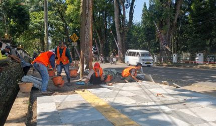 DPUTR Kota Sukabumi melalui Bidang Bina Marga mengklaim progres pengerjaan revitalisasi pedestrian Jalan Bhayangkara sudah mencapai 8,83 persen. (Foto: Nuria Ariawan)