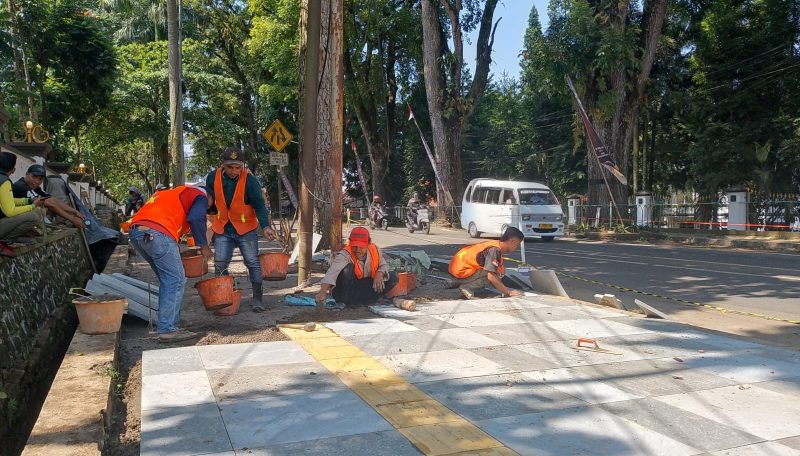 DPUTR Kota Sukabumi melalui Bidang Bina Marga mengklaim progres pengerjaan revitalisasi pedestrian Jalan Bhayangkara sudah mencapai 8,83 persen. (Foto: Nuria Ariawan)