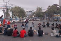 DPC GMNI Sukabumi Raya menggelar Mimbar Rakyat sebagai ruang penyampaian aspirasi dan kritik terhadap berbagai kebijakan publik, yang berlangsung di Bundaran Tugu Adipura Kota Sukabumi, Senin (15/6). (Foto: Nuria Ariawan)