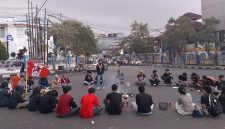 DPC GMNI Sukabumi Raya menggelar Mimbar Rakyat sebagai ruang penyampaian aspirasi dan kritik terhadap berbagai kebijakan publik, yang berlangsung di Bundaran Tugu Adipura Kota Sukabumi, Senin (15/6). (Foto: Nuria Ariawan)