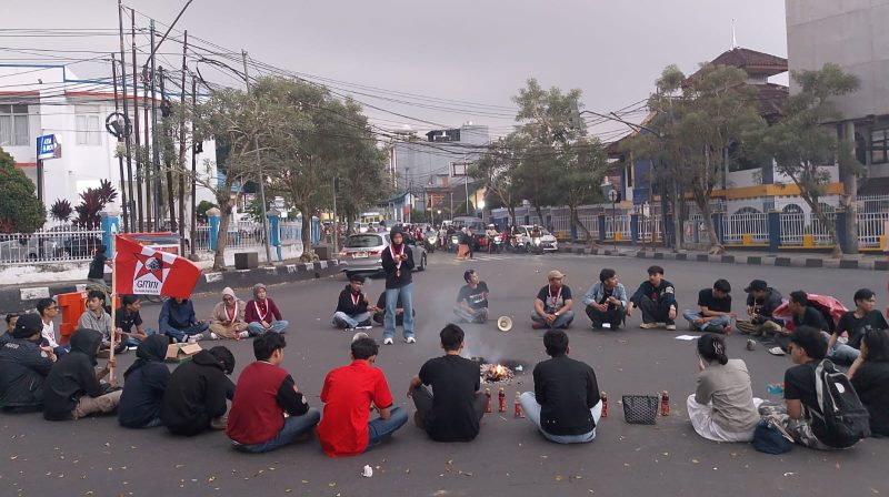 DPC GMNI Sukabumi Raya menggelar Mimbar Rakyat sebagai ruang penyampaian aspirasi dan kritik terhadap berbagai kebijakan publik, yang berlangsung di Bundaran Tugu Adipura Kota Sukabumi, Senin (15/6). (Foto: Nuria Ariawan)