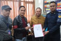 Lapas Kelas IIB Sukabumi menyerahkan barang bukti narkotika jenis sabu kepada Satnarkoba Polres Sukabumi Kota, Senin (22/6). (Foto: Humas Lapas Sukabumi)