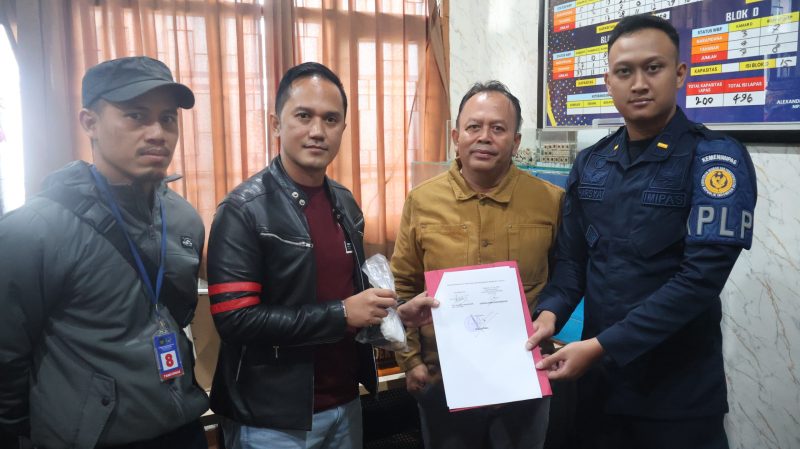 Lapas Kelas IIB Sukabumi menyerahkan barang bukti narkotika jenis sabu kepada Satnarkoba Polres Sukabumi Kota, Senin (22/6). (Foto: Humas Lapas Sukabumi)