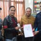 Lapas Kelas IIB Sukabumi menyerahkan barang bukti narkotika jenis sabu kepada Satnarkoba Polres Sukabumi Kota, Senin (22/6). (Foto: Humas Lapas Sukabumi)