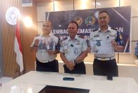 Kepala Lapas Kelas IIB Sukabumi, Budi Hardiono (tengah), saat menggelar konferensi pers terkait penemuan bakso berisi sabu yang dilempar dari luar tembok lapas. (Foto: Boy)