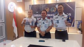 Kepala Lapas Kelas IIB Sukabumi, Budi Hardiono (tengah), saat menggelar konferensi pers terkait penemuan bakso berisi sabu yang dilempar dari luar tembok lapas. (Foto: Boy)