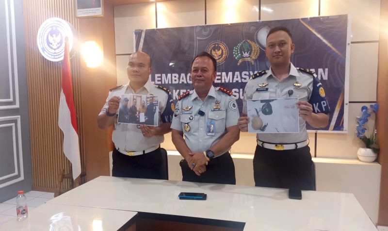 Kepala Lapas Kelas IIB Sukabumi, Budi Hardiono (tengah), saat menggelar konferensi pers terkait penemuan bakso berisi sabu yang dilempar dari luar tembok lapas. (Foto: Boy)