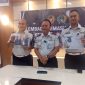 Kepala Lapas Kelas IIB Sukabumi, Budi Hardiono (tengah), saat menggelar konferensi pers terkait penemuan bakso berisi sabu yang dilempar dari luar tembok lapas. (Foto: Boy)