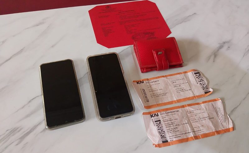Sejumlah barang bukti tindak pidana pembunuhan dan atau pembunuhan berencana yang berhasil diamankan polisi. (Foto: Boy)