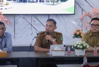 Sekretaris Bappeda Kota Sukabumi, Frendy Yuwono (tengah), saat menghadiri Rapat Finalisasi Rencana Pola Ruang dalam rangka penyusunan Revisi RTRW Kota Sukabumi. (Foto: Istimewa)