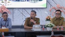 Sekretaris Bappeda Kota Sukabumi, Frendy Yuwono (tengah), saat menghadiri Rapat Finalisasi Rencana Pola Ruang dalam rangka penyusunan Revisi RTRW Kota Sukabumi. (Foto: Istimewa)