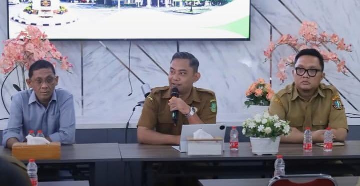 Sekretaris Bappeda Kota Sukabumi, Frendy Yuwono (tengah), saat menghadiri Rapat Finalisasi Rencana Pola Ruang dalam rangka penyusunan Revisi RTRW Kota Sukabumi. (Foto: Istimewa)