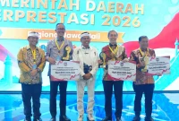 Wali Kota Sukabumi, H. Ayep Zaki, menerima penghargaan Terbaik II Kategori Pengendalian Inflasi Tingkat Jawa-Bali. (Foto: Dokpim Kota Sukabumi)