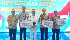 Wali Kota Sukabumi, H. Ayep Zaki, menerima penghargaan Terbaik II Kategori Pengendalian Inflasi Tingkat Jawa-Bali. (Foto: Dokpim Kota Sukabumi)