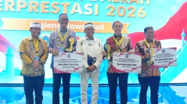 Wali Kota Sukabumi, H. Ayep Zaki, menerima penghargaan Terbaik II Kategori Pengendalian Inflasi Tingkat Jawa-Bali. (Foto: Dokpim Kota Sukabumi)