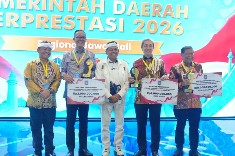 Wali Kota Sukabumi, H. Ayep Zaki, menerima penghargaan Terbaik II Kategori Pengendalian Inflasi Tingkat Jawa-Bali. (Foto: Dokpim Kota Sukabumi)