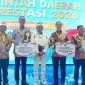 Wali Kota Sukabumi, H. Ayep Zaki, menerima penghargaan Terbaik II Kategori Pengendalian Inflasi Tingkat Jawa-Bali. (Foto: Dokpim Kota Sukabumi)